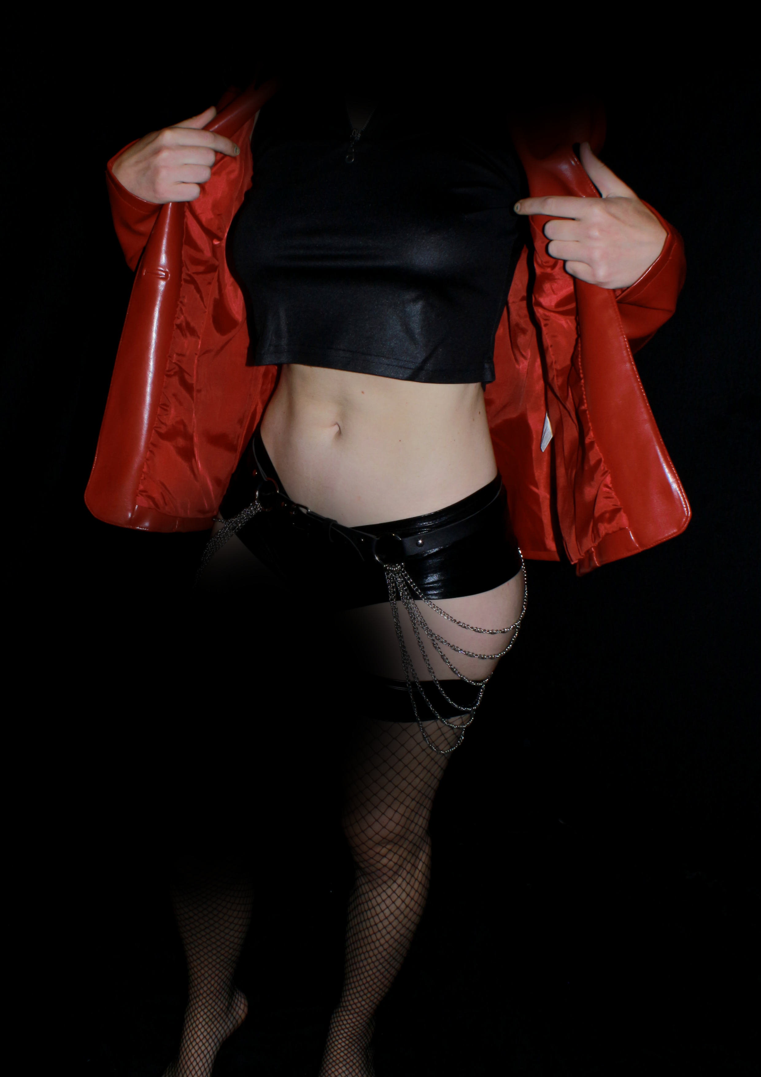 Schwarzes Bodywear-Outfit mit roter Jacke